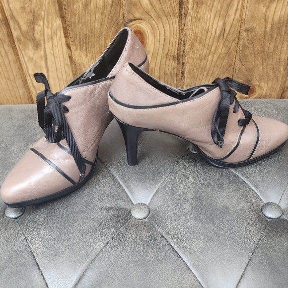 Tahari‎ women's booties size 7 - Picture 3 of 4